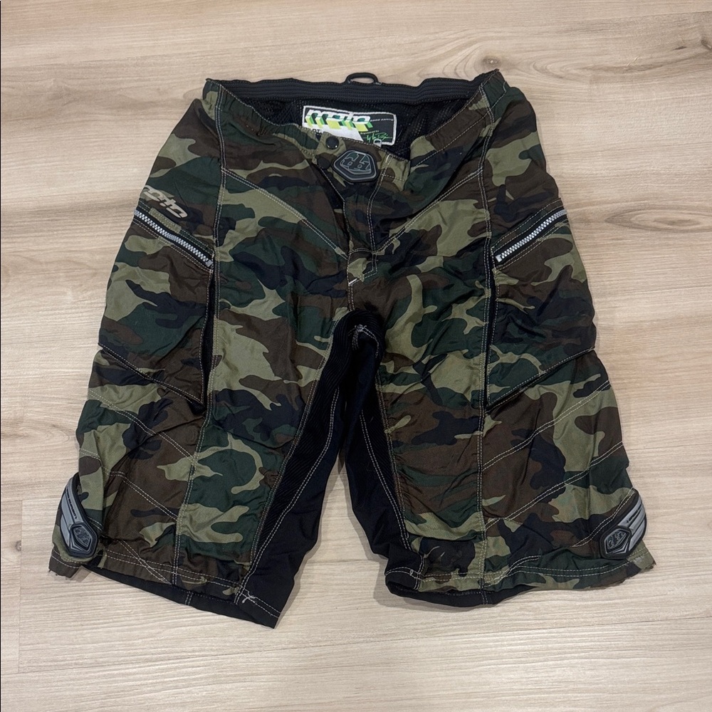 TLD Troy Lee Designs size 34in Camo Men's Moto Race Shorts